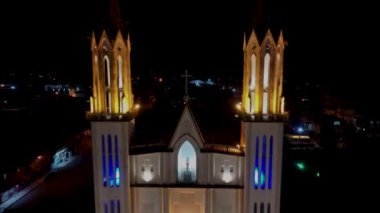 Santa Catarina Brezilya 'daki Praia Grande Kilisesi' nde aydınlandı. Aydınlanmış Şehir Manzarası. Parlak Kilise. Şehir merkezinde. Santa Catarina Brezilya 'daki Praia Grande Kilisesi' nde aydınlandı. Gece Skyline.