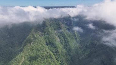 Santa Catarina Brezilya 'daki Praia Grande' deki Güney Kanyonları. Güzellik Uçurumları. Yeşil Vadi Sahnesi. Canyons Manzarası. Santa Catarina Brezilya 'daki Praia Grande' deki Güney Kanyonları. Ekolojik Dağ Sırası.