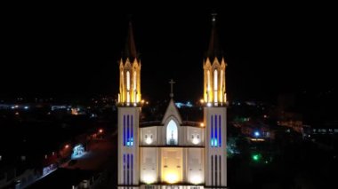 Santa Catarina Brezilya 'daki Praia Grande Kilisesi' nde aydınlandı. Aydınlanmış Şehir Manzarası. Parlak Kilise. Şehir merkezinde. Santa Catarina Brezilya 'daki Praia Grande Kilisesi' nde aydınlandı. Gece Skyline.