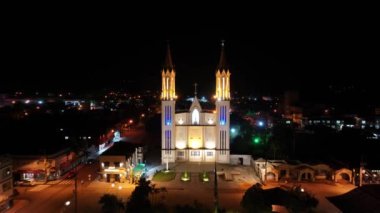 Santa Catarina Brezilya 'daki Praia Grande Kilisesi' nde aydınlandı. Aydınlanmış Şehir Manzarası. Parlak Kilise. Şehir merkezinde. Santa Catarina Brezilya 'daki Praia Grande Kilisesi' nde aydınlandı. Gece Skyline.