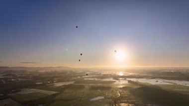 Santa Catarina Brezilya 'daki Praia Grande' de balon gezisi. Balon sahnesi. Pirinç tarlaları manzarası. Gündoğumu Skyline. Santa Catarina Brezilya 'daki Praia Grande' de balon gezisi. Macera Spor Yaşam Tarzı.