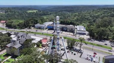 Rio Grande Do Sul Brezilya 'daki Canela' da renkli dönme dolap. Şehir merkezinde. Dönme dolap manzarası. Lunapark. Canela Brezilya. Rio Grande Do Sul Brezilya 'daki Canela' da renkli dönme dolap.