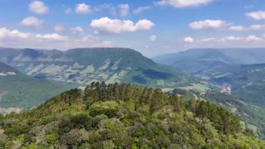Itati Brezilya. Rio Grande Do Sul Brezilya 'daki Itati' de göz kamaştırıcı bir orman. Canyons Manzarası. Yeşil Vadi Sahnesi. Doğa Arkaplanı. Rio Grande Do Sul Brezilya 'daki İtati' de Çarpıcı Orman.