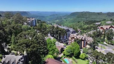 Gramado Skyline Rio Grande Do Sul Brezilya 'da. Metropolis Manzarası. Konut binaları. Şehir merkezinde. Gramado Skyline Rio Grande Do Sul Brezilya 'da. Güzel Şehir Skyline.