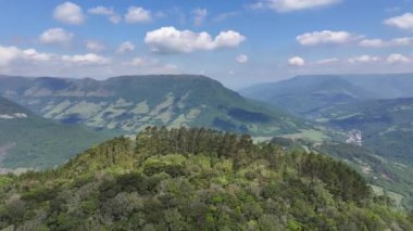 Itati Brezilya. Rio Grande Do Sul Brezilya 'daki Itati' deki Manzaralı Dağlar. Canyons Manzarası. Yeşil Vadi Sahnesi. Doğa Arkaplanı. Rio Grande Do Sul Brezilya 'daki İtati Manzaralı Dağlar.