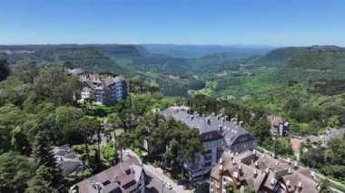 Gramado Skyline Rio Grande Do Sul Brezilya 'da. Çarpıcı şehir manzarası. Konut evleri. Yeşil Vadi Dağları. Gramado Skyline Rio Grande Do Sul Brezilya 'da. Güzel Şehir Skyline.