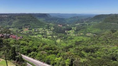 Gramado Brezilya. Rio Grande Do Sul Brezilya 'daki Gramado' da Quilombo Vadisi. Metropolis Manzarası. Konut binaları. Şehir merkezinde. Rio Grande Do Sul Brezilya 'daki Gramado' da Quilombo Vadisi.