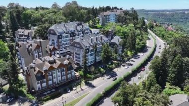 Gramado Skyline Rio Grande Do Sul Brezilya 'da. Metropolis Manzarası. Konut binaları. Şehir merkezinde. Gramado Skyline Rio Grande Do Sul Brezilya 'da. Güzel Şehir Skyline.