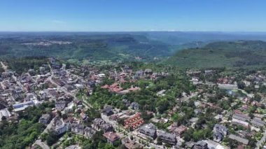 Gramado Skyline Rio Grande Do Sul Brezilya 'da. Çarpıcı şehir manzarası. Konut evleri. Yeşil Vadi Dağları. Gramado Skyline Rio Grande Do Sul Brezilya 'da. Güzel Şehir Skyline.