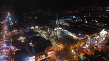 Gramado Brezilya. Rio Grande Do Sul Brezilya 'daki Gramado Katedrali. Aydınlanmış Şehir Manzarası. Noel süslemesi. Şehir merkezinde. Rio Grande Do Sul Brezilya 'daki Gramado Katedrali.
