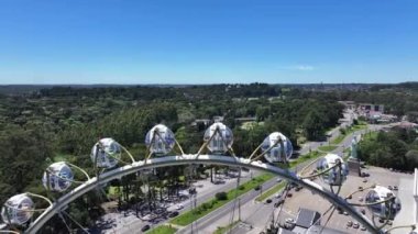 Canela Brezilya. Rio Grande Do Sul Brezilya 'daki Canela' daki lunapark. Şehir merkezinde. Dönme dolap manzarası. Metropolis Sahnesi. Rio Grande Do Sul Brezilya 'daki Canela Lunaparkı.