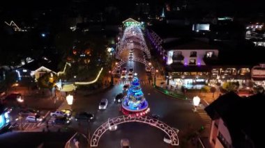 Rio Grande Do Sul Brezilya 'da Noel zamanı. Şehir merkezinde. Noel Dekorasyonu Manzarası. Aydınlanmış Şehir. Rio Grande Do Sul Brezilya 'da Noel Zamanı.