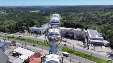 Canela Skyline Rio Grande Do Sul Brezilya 'da Canela' da. Şehir merkezinde. Dönme dolap manzarası. Metropolis Sahnesi. Canela Skyline Rio Grande Do Sul Brezilya 'da Canela' da. Güzel Şehir Skyline.