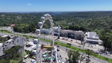 Canela Brezilya. Rio Grande Do Sul Brezilya 'daki Canela' da muhteşem dönme dolap. Şehir merkezinde. Dönme dolap manzarası. Metropolis Sahnesi. Rio Grande Do Sul Brezilya 'daki Canela' da çarpıcı dönme dolap.