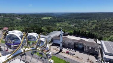 Canela Skyline Rio Grande Do Sul Brezilya 'da Canela' da. Şehir merkezinde. Dönme dolap manzarası. Lunapark. Canela Skyline Rio Grande Do Sul Brezilya 'da Canela' da. Güzel Şehir Skyline.