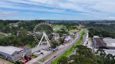 Canela Brezilya. Rio Grande Do Sul Brezilya 'daki Canela' da muhteşem dönme dolap. Şehir merkezinde. Dönme dolap manzarası. Lunapark. Rio Grande Do Sul Brezilya 'daki Canela' da çarpıcı dönme dolap.