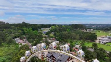 Canela Brezilya. Rio Grande Do Sul Brezilya 'daki Canela' da muhteşem dönme dolap. Şehir merkezinde. Dönme dolap manzarası. Lunapark. Rio Grande Do Sul Brezilya 'daki Canela' da çarpıcı dönme dolap.