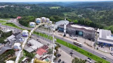 Rio Grande Do Sul Brezilya 'daki Canela' da dönme dolap manzarası. Çarpıcı dönme dolap. Şehir manzarası manzarası. Trafik Bulvarı. Canela Brezilya. Rio Grande Do Sul Brezilya 'daki Canela' da dönme dolap manzarası.