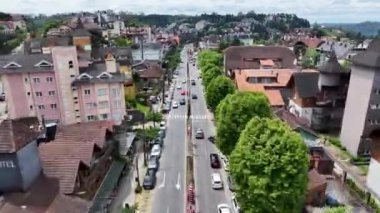 Rio Grande Do Sul Brezilya 'daki Gramado Bulvarı' nda. Çarpıcı şehir manzarası. Şehir merkezindeki Metropole. Trafik Bulvarı. Gramado Brezilya. Rio Grande Do Sul Brezilya 'da Gramado' da Landmark Caddesi.