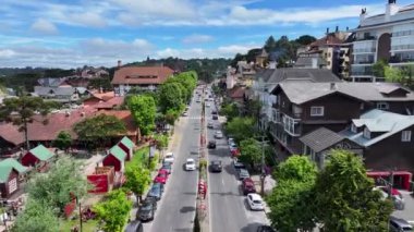 Gramado Skyline Rio Grande Do Sul Brezilya 'da. Çarpıcı şehir manzarası. Şehir merkezindeki Metropole. Trafik Bulvarı. Gramado Skyline Rio Grande Do Sul Brezilya 'da. Güzel Şehir Skyline.