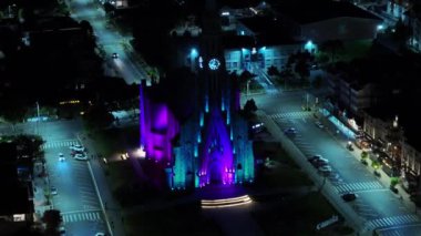 Canela Brezilya. Rio Grande Do Sul Brezilya 'daki Canela Katolik Kilisesi. Aydınlanmış Kilise. Landmark Binası. Işık Projeksiyon Sahnesi. Rio Grande Do Sul Brezilya 'daki Canela Katolik Kilisesi.