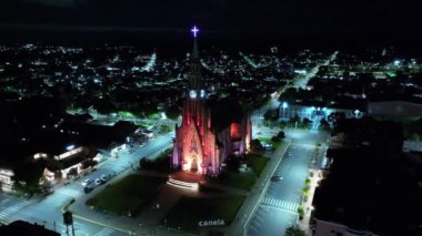Rio Grande Do Sul Brezilya 'daki Canela Katolik Katedrali. Renkli kilise. Aydınlanmış Şehir. Gece manzarası. Canela Brezilya. Rio Grande Do Sul Brezilya 'daki Canela Katolik Katedrali.