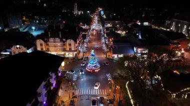 Gramado Brezilya. Rio Grande Do Sul Brezilya 'da Noel zamanı. Aydınlanmış Şehir Manzarası. Noel süslemesi. Şehir merkezinde. Rio Grande Do Sul Brezilya 'da Noel Zamanı.
