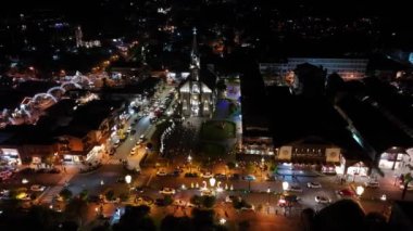 Gramado Skyline Rio Grande Do Sul Brezilya 'da. Şehir merkezinde. Noel Dekorasyonu Manzarası. Aydınlanmış Kilise. Gramado Skyline Rio Grande Do Sul Brezilya 'da. Gece Skyline.