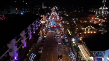 Rio Grande Do Sul Brezilya 'daki Gramado' da aydınlanmış cadde. Şehir merkezinde. Noel Dekorasyonu Manzarası. Aydınlanmış Şehir. Rio Grande Do Sul Brezilya 'daki Gramado' da Aydınlanmış Sokak.