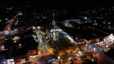 Rio Grande Do Sul Brezilya 'daki Gramado Kilisesi' nde aydınlatılmış. Aydınlanmış Şehir Manzarası. Noel süslemesi. Şehir merkezinde. Rio Grande Do Sul Brezilya 'daki Gramado' da Aydınlanmış Kilise.