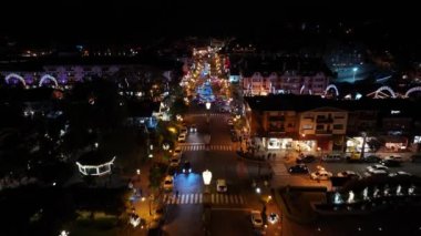 Gramado Brezilya. Rio Grande Do Sul Brezilya 'da Noel zamanı. Aydınlanmış Şehir Manzarası. Noel süslemesi. Şehir merkezinde. Rio Grande Do Sul Brezilya 'da Noel Zamanı.