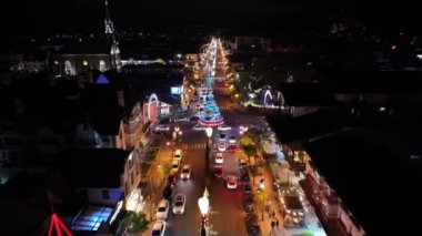Rio Grande Do Sul Brezilya 'daki Gramado' da aydınlanmış cadde. Şehir merkezinde. Noel Dekorasyonu Manzarası. Aydınlanmış Şehir. Rio Grande Do Sul Brezilya 'daki Gramado' da Aydınlanmış Sokak.