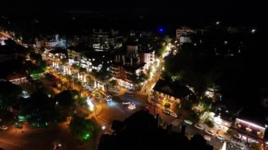 Gramado Brezilya. Rio Grande Do Sul Brazil 'deki Eğri Sokak. Aydınlanmış Şehir Manzarası. Noel süslemesi. Şehir merkezinde. Rio Grande Do Sul Brezilya 'daki Gramado' da Eğri Sokak.