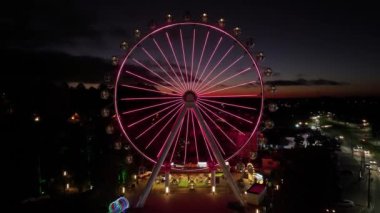 Rio Grande Do Sul Brezilya 'daki Canela' da dönme dolabı aydınlattı. Renkli dönme dolap. Aydınlanmış Şehir. Gün batımı manzarası. Rio Grande Do Sul Brezilya 'daki Canela' da Dönme dolabı aydınlatılmış..