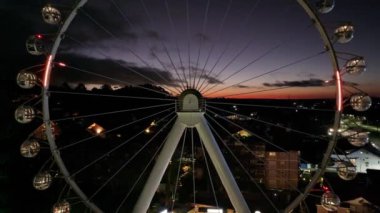 Rio Grande Do Sul Brezilya 'daki Canela' da muhteşem dönme dolap. Aydınlatılmış dönme dolap. Landmark Binası. Günbatımı Manzarası. Canela Brezilya. Rio Grande Do Sul Brezilya 'daki Canela' da çarpıcı dönme dolap.