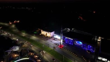 Rio Grande Do Sul Brezilya 'daki Canela' da sahne dönme dolabı. Aydınlatılmış dönme dolap. Landmark Binası. Gece Hayatı Sahnesi. Canela Brezilya. Rio Grande Do Sul Brezilya 'da Canela' da Manzaralı Dönme Dolap.