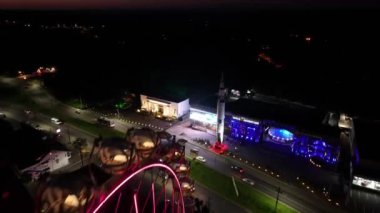 Rio Grande Do Sul Brezilya 'daki Canela' da sahne dönme dolabı. Aydınlatılmış dönme dolap. Landmark Binası. Gece Hayatı Sahnesi. Canela Brezilya. Rio Grande Do Sul Brezilya 'da Canela' da Manzaralı Dönme Dolap.
