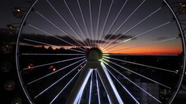 Rio Grande Do Sul Brezilya 'daki Canela' da dönme dolabı aydınlattı. Renkli dönme dolap. Aydınlanmış Şehir. Gün batımı manzarası. Rio Grande Do Sul Brezilya 'daki Canela' da Dönme dolabı aydınlatılmış..