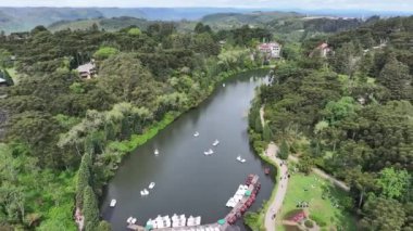 Gramado Brezilya. Rio Grande Do Sul Brezilya 'daki Gramado' da Negro Gölü. State Park Peyzajı. Turizm Seyahati. Doğa Parkı. Rio Grande Do Sul Brezilya 'daki Gramado' da Negro Gölü. Botanik Manzarası.