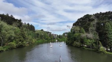 Gramado Brezilya. Rio Grande Do Sul Brezilya 'daki Kara Göl. State Park Peyzajı. Turizm Seyahati. Doğa Parkı. Rio Grande Do Sul Brezilya 'daki Kara Göl. Botanik Manzarası.