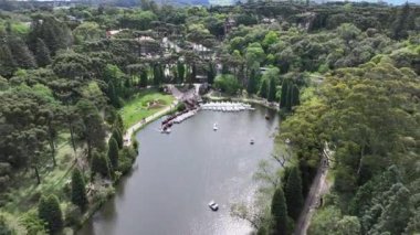 Gramado Brezilya. Rio Grande Do Sul Brezilya 'daki Gramado' da Lago Negro. Bahçe arazisi. Turistik cazibe. Şehir Parkı. Rio Grande Do Sul Brezilya 'daki Gramado' da Lago Negro. Orman Ağaçları Sahnesi.
