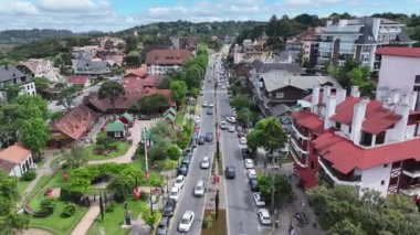 Borges De Medeiros Bulvarı Rio Grande Do Sul Brezilya 'daki Gramado' da. Şehir merkezinde. Metropolis Manzarası. Highrise Binaları. Borges De Medeiros Bulvarı Rio Grande Do Sul Brezilya Gramado 'da.