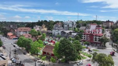Gramado Brezilya. Rio Grande Do Sul Brezilya 'daki Gramado Meydanı' nda. Çarpıcı şehir manzarası. Konut evleri. Yeşil Vadi Dağları. Rio Grande Do Sul Brezilya 'daki Gramado Meydanı.