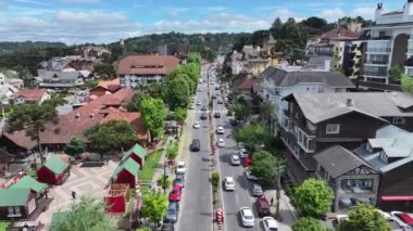 Borges De Medeiros Bulvarı Rio Grande Do Sul Brezilya 'daki Gramado' da. Şehir merkezinde. Metropolis Manzarası. Highrise Binaları. Borges De Medeiros Bulvarı Rio Grande Do Sul Brezilya Gramado 'da.