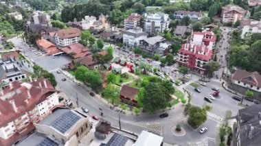 Gramado Brezilya. Rio Grande Do Sul Brezilya 'daki Gramado Meydanı' nda. Metropolis Manzarası. Konut binaları. Şehir merkezinde. Rio Grande Do Sul Brezilya 'daki Gramado Meydanı.