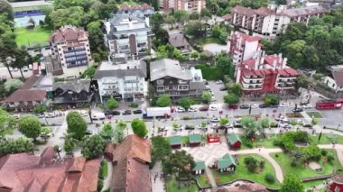 Gramado Skyline Rio Grande Do Sul Brezilya 'da. Çarpıcı şehir manzarası. Konut evleri. Yeşil Vadi Dağları. Gramado Skyline Rio Grande Do Sul Brezilya 'da. Güzel Şehir Skyline.