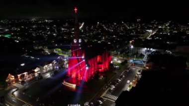 Rio Grande Do Sul Brezilya 'daki Canela Katolik Katedrali. Aydınlanmış Kilise. Landmark Binası. Işık Projeksiyon Sahnesi. Canela Brezilya. Rio Grande Do Sul Brezilya 'daki Canela Katolik Katedrali.