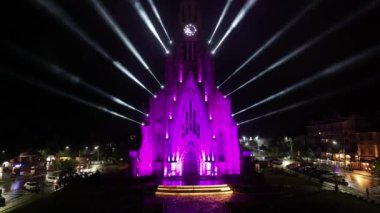 Canela Brezilya. Rio Grande Do Sul Brezilya 'daki Canela' da Da Pedra Katedrali. Renkli kilise. Aydınlanmış Şehir. Gece manzarası. Rio Grande Do Sul Brezilya 'daki Canela' da Da Pedra Katedrali.