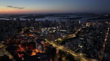 Rio Grande Do Sul Brezilya 'daki Porto Alegre' de Sunset Skyline. Gün batımı manzarası. Şehir merkezinde. Highrise İnşaat Şehri Skyline. Rio Grande Do Sul Brezilya 'daki Porto Alegre' de günbatımı silüeti.