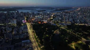 Porto Alegre Brezilya. Rio Grande Do Sul Brezilya 'daki Porto Alegre' de Sunset City. Renkli Skyline. Gün batımı manzarası. Aydınlatılmış şehir manzarası. Rio Grande Do Sul Brezilya 'daki Porto Alegre' de Günbatımı Şehri.